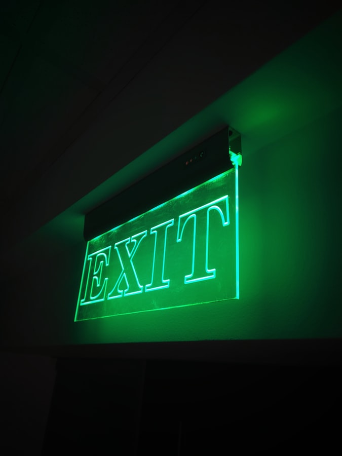 RODO w hotelu - tabliczka "exit" nawiązująca do systemu opt-out.